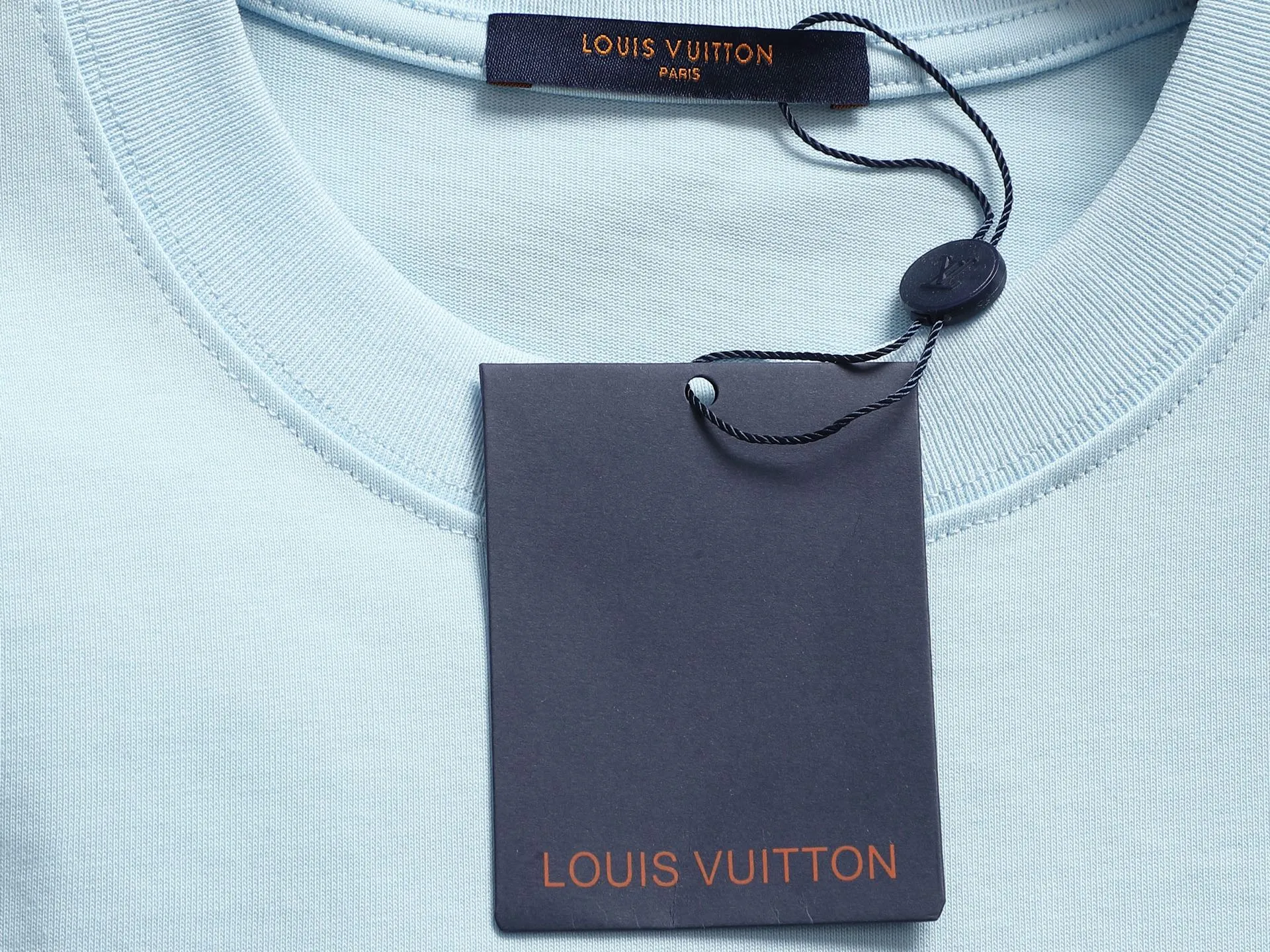 🅿️220 Louis Vuitton/Louis Vuitton High-end craftsmanship 10000 needle embroidery The large sailing ship logo is exquisitely upgraded, inspired by the retro embroidery of the 1980s. The original fabric is the same as the official short-sleeved T-shirt. The fabric is dyed in the same vat. It feels very comfortable. The latest brick cabinet synchronization for spring and summer. Fashionable and personalized. Super versatile and good-looking. It is very suitable for both men and women. A must-have for everyone. Hang tag. Collar label. Washed wheat. Complete with three labels. Color: black, white, blue. Size: S M L XL |